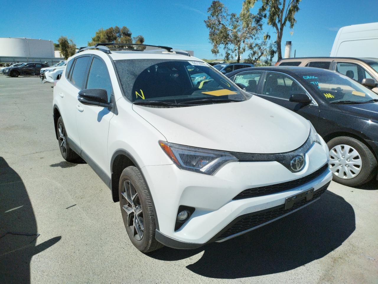 Photo 1 from auction – 2017 TOYOTA RAV4 SE with VIN JTMJFREV0HJ168058