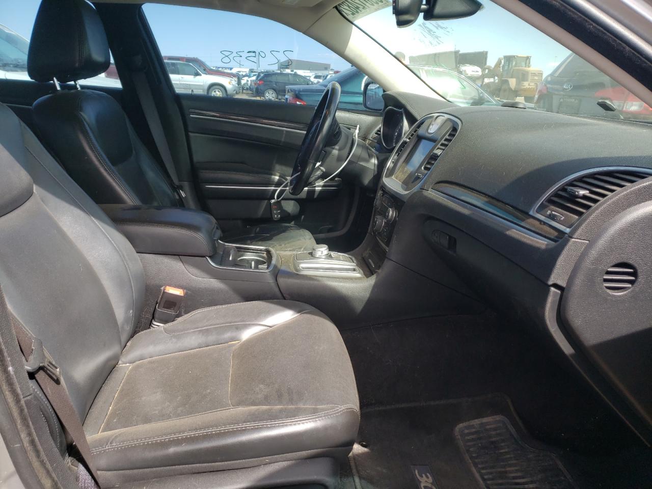 Photo 5 from auction – 2016 CHRYSLER 300 LIMITE with VIN 2C3CCARG6GH208310