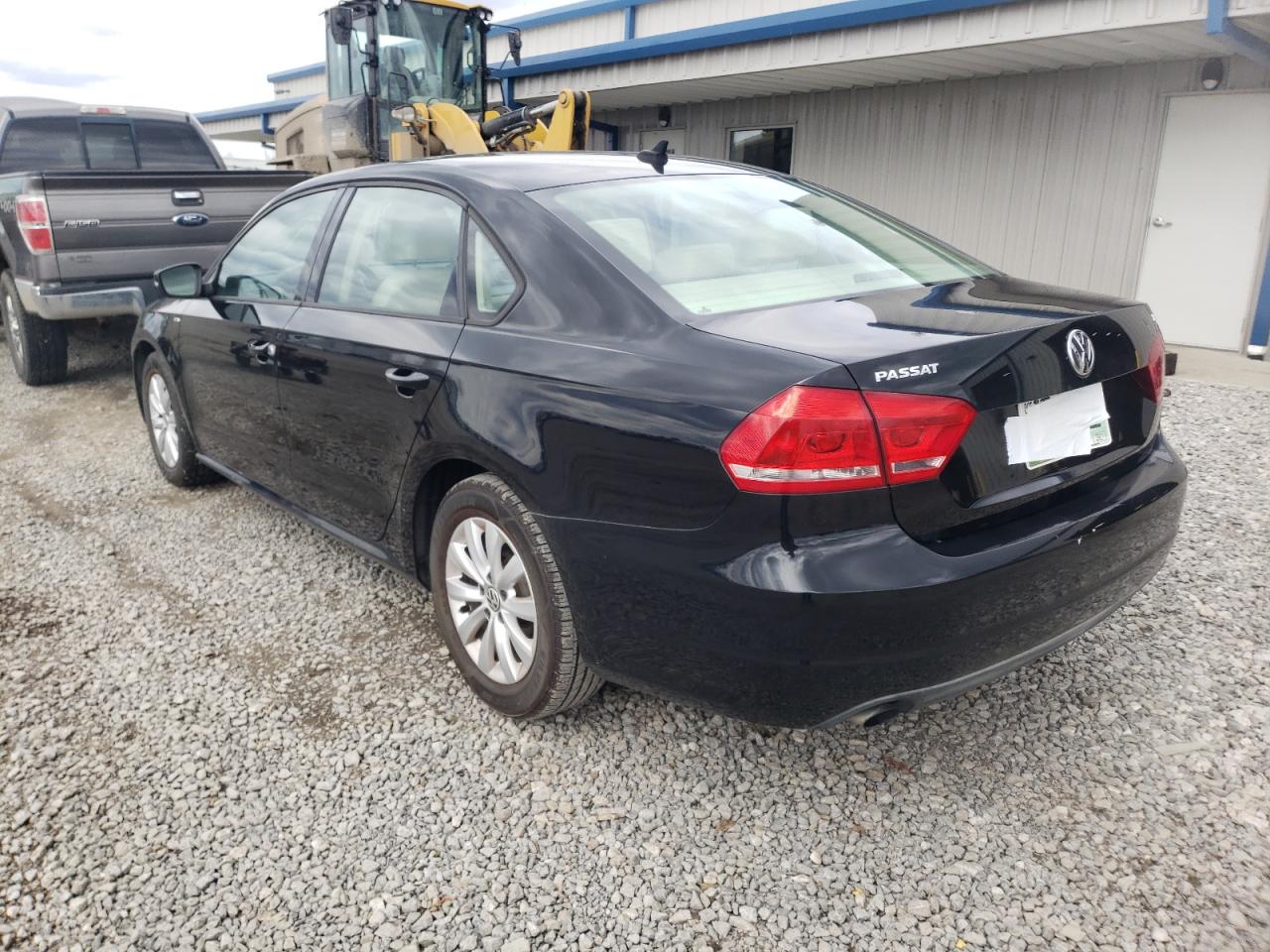 Photo 3 from auction – 2015 VOLKSWAGEN PASSAT S with VIN 1VWAT7A35FC024778