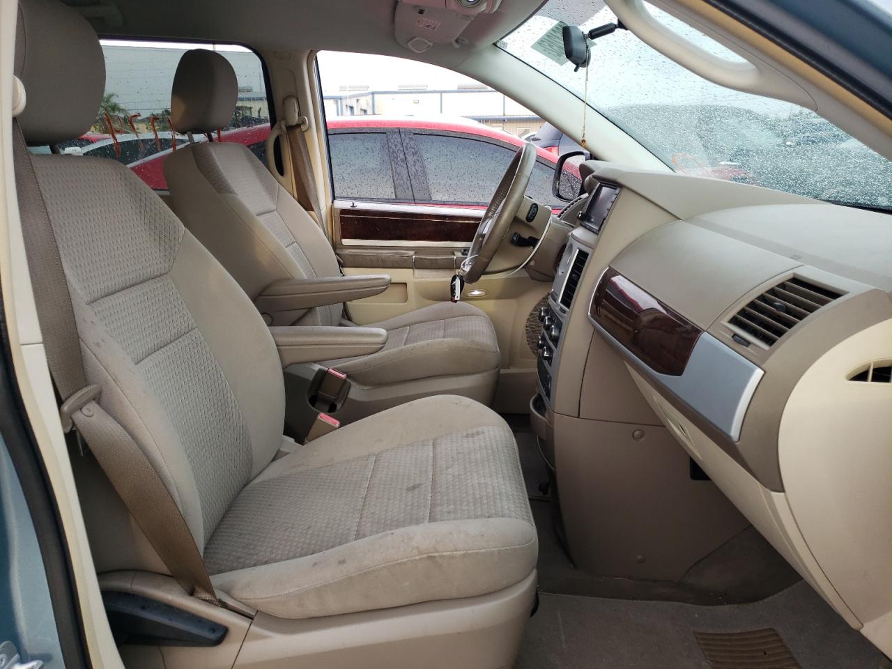 Photo 5 from auction – 2010 CHRYSLER TOWN & COU with VIN 2A4RR5D12AR150299