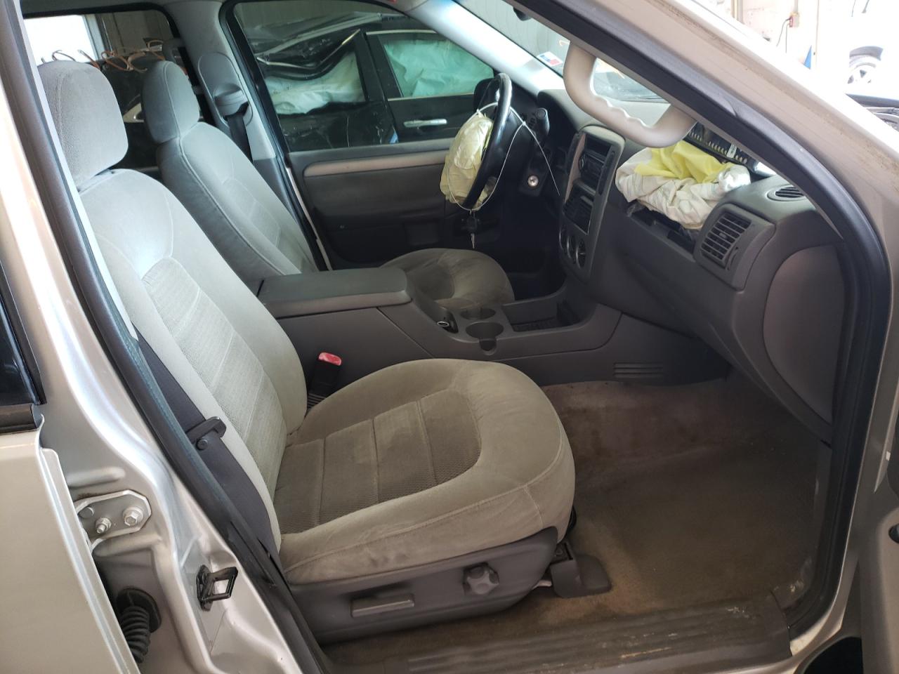 Photo 5 from auction – 2004 FORD EXPLORER X with VIN 1FMZU63K44UA02470