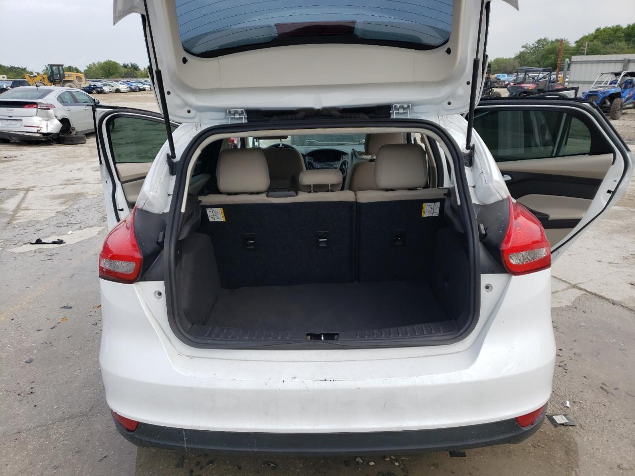 Photo 9 from auction – 2016 FORD FOCUS SE with VIN 1FADP3K21GL235177