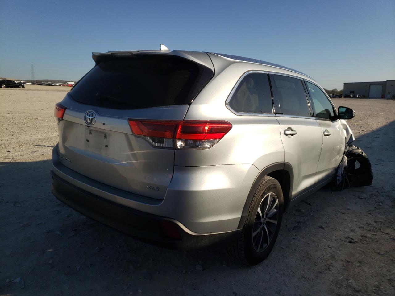 Photo 4 from auction – 2018 TOYOTA HIGHLANDER with VIN 5TDKZRFH5JS544637