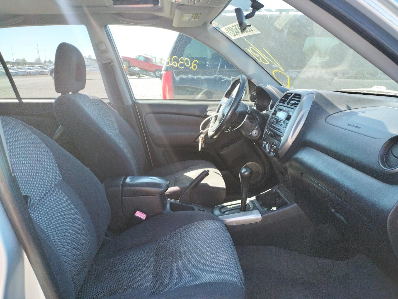 Photo 5 from auction – 2005 TOYOTA RAV4 with VIN JTEGD20V450089505