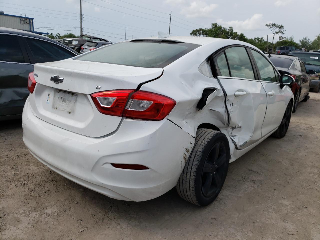 Photo 4 from auction – 2017 CHEVROLET CRUZE LT with VIN 1G1BE5SM1H7253170
