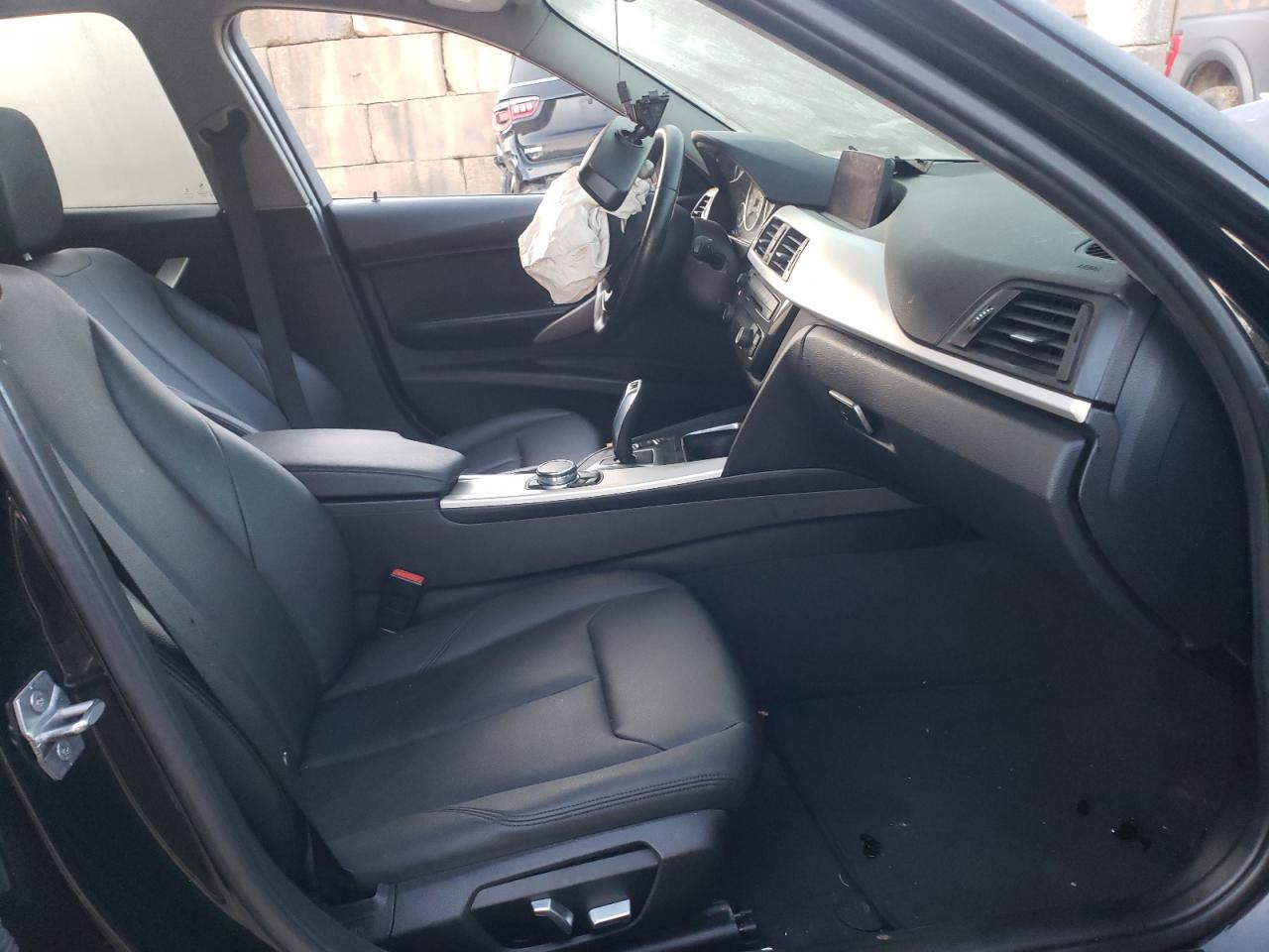 Photo 5 from auction – 2016 BMW 320 I with VIN WBA8E1G50GNU10870