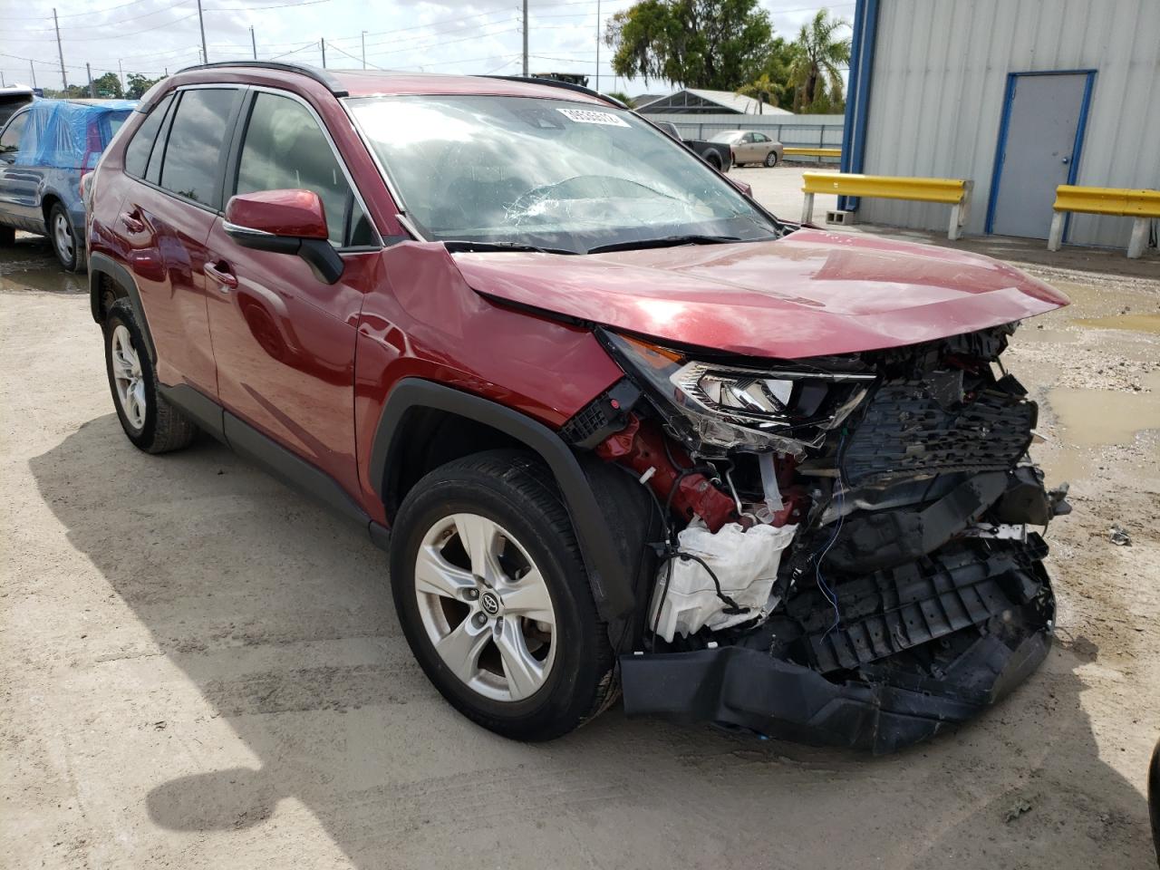 TOYOTA RAV4 XLE 2019 with VIN JTMW1RFV2KD029686 - Photo from auction