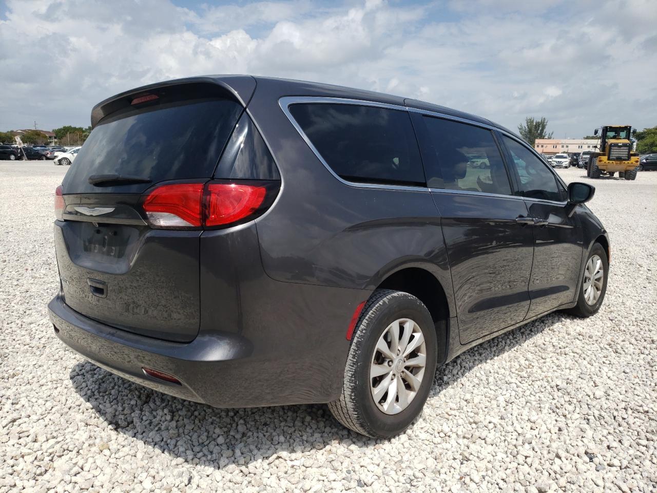 Photo 4 from auction – 2017 CHRYSLER PACIFICA T with VIN 2C4RC1DG5HR552719