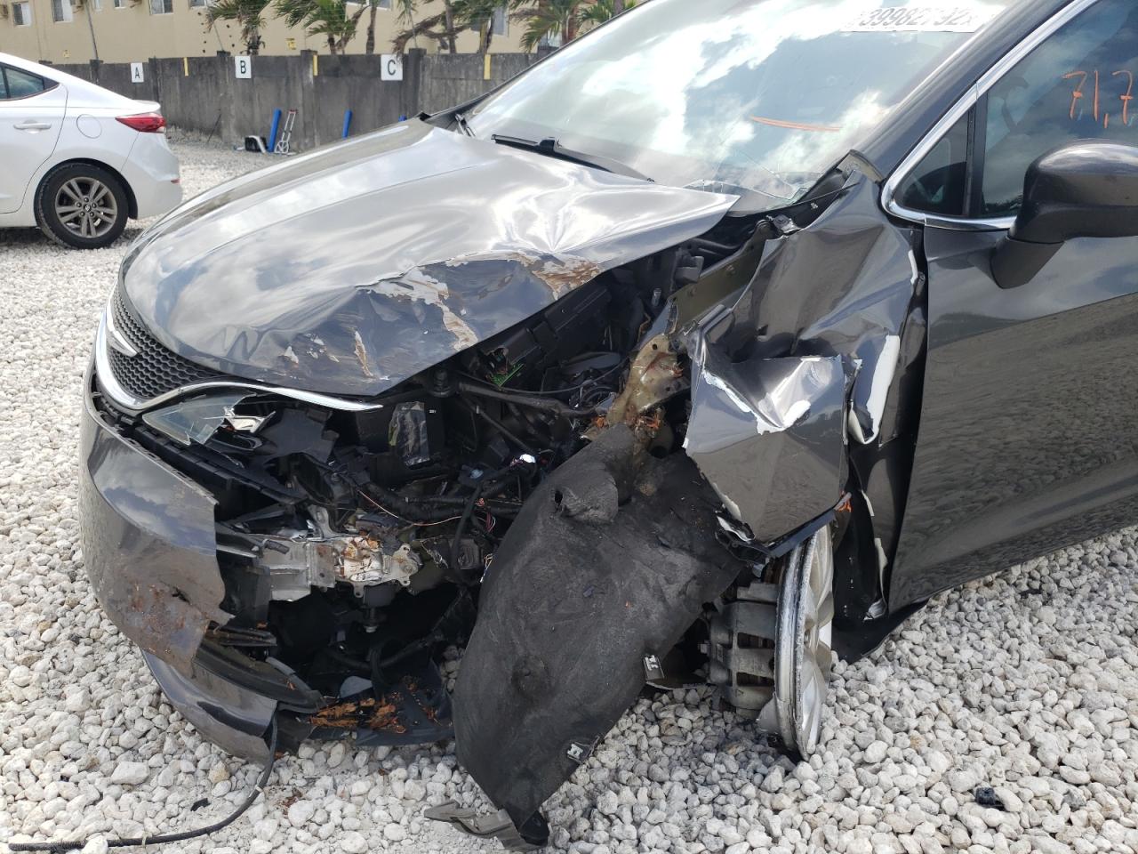 Photo 9 from auction – 2017 CHRYSLER PACIFICA T with VIN 2C4RC1DG5HR552719