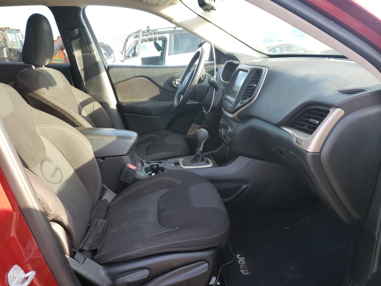 Photo 5 from auction – 2016 JEEP CHEROKEE L with VIN 1C4PJLCB2GW339067