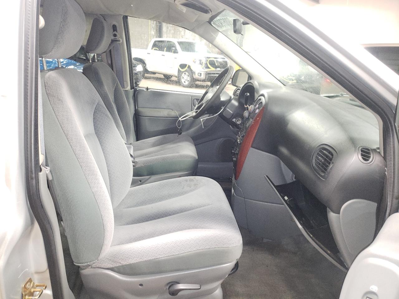 Photo 5 from auction – 2005 CHRYSLER TOWN & COU with VIN 1C4GP45R35B430612