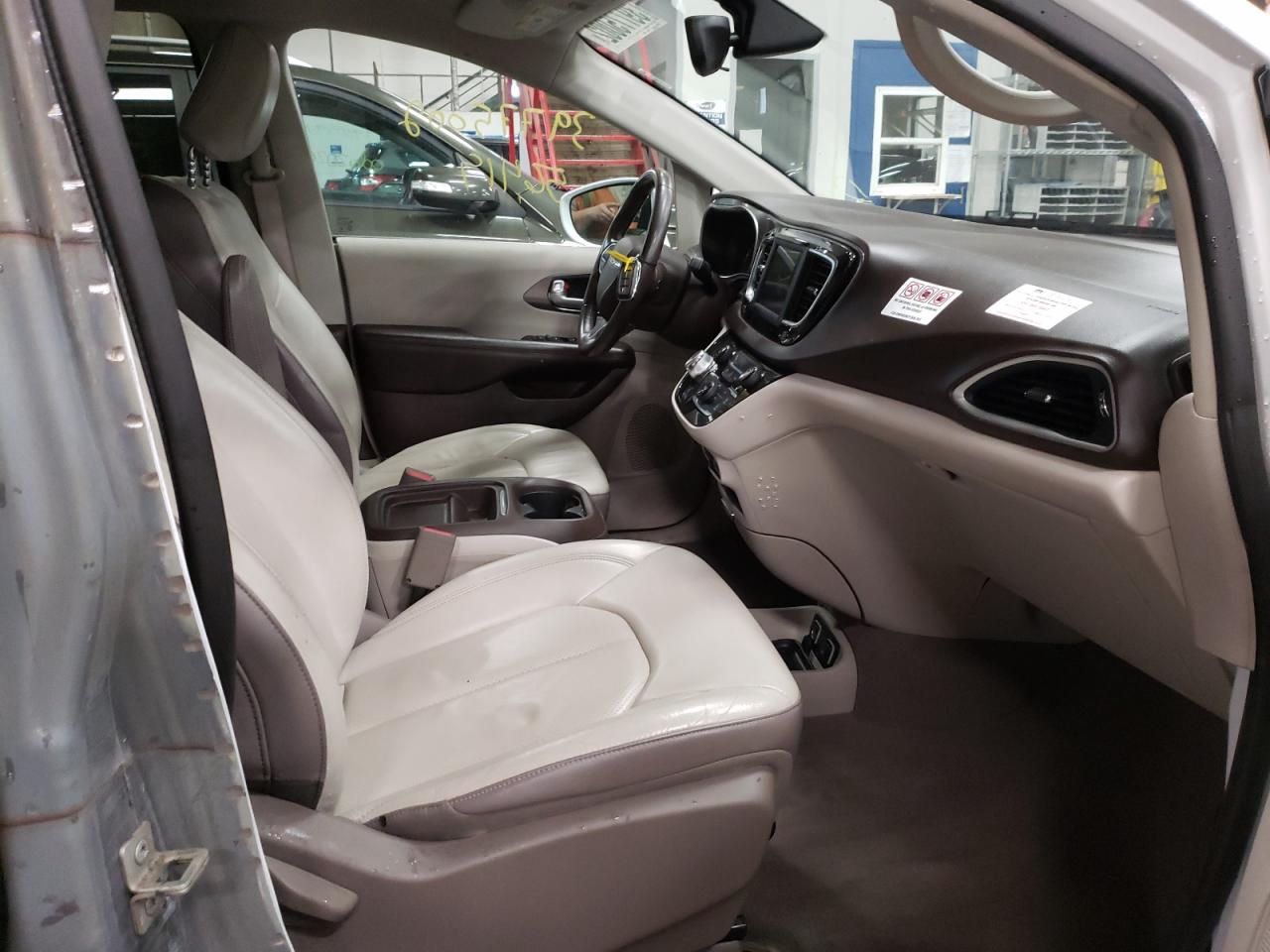 Photo 5 from auction – 2018 CHRYSLER PACIFICA T with VIN 2C4RC1BG7JR151956
