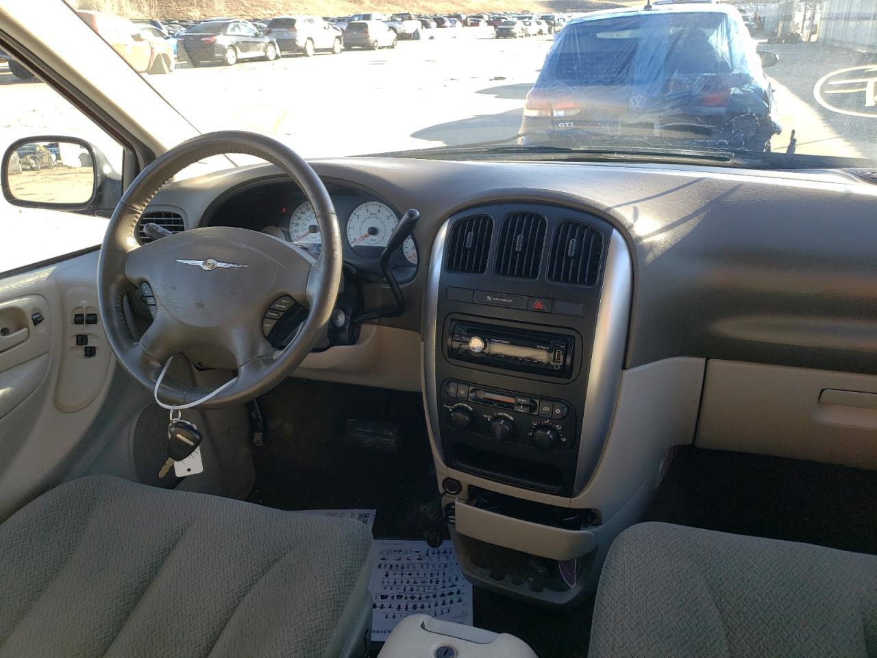 Photo 9 from auction – 2005 CHRYSLER TOWN & COU with VIN 2C4GP54L85R227204