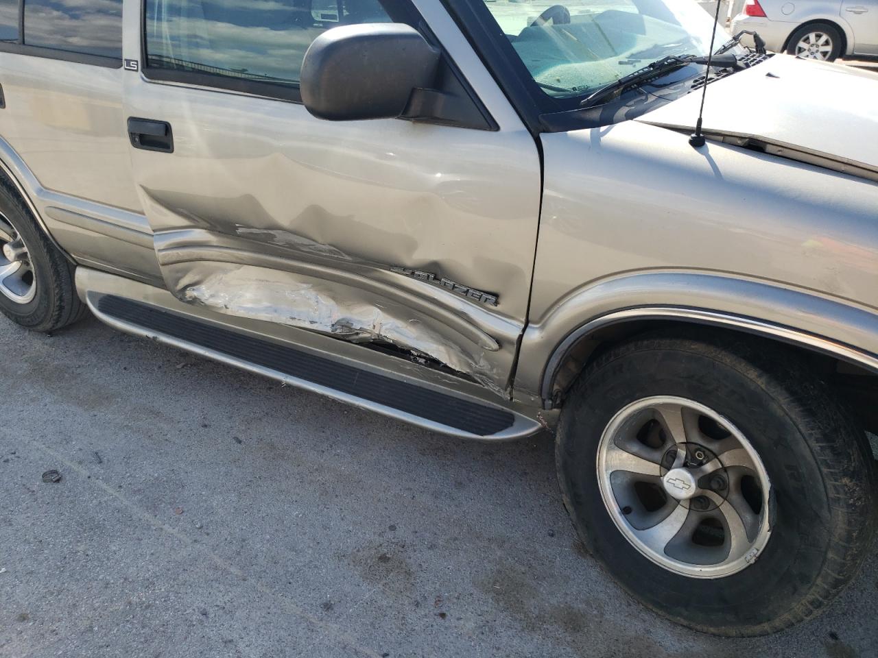 Photo 9 from auction – 2002 CHEVROLET BLAZER with VIN 1GNCS13W32K104235