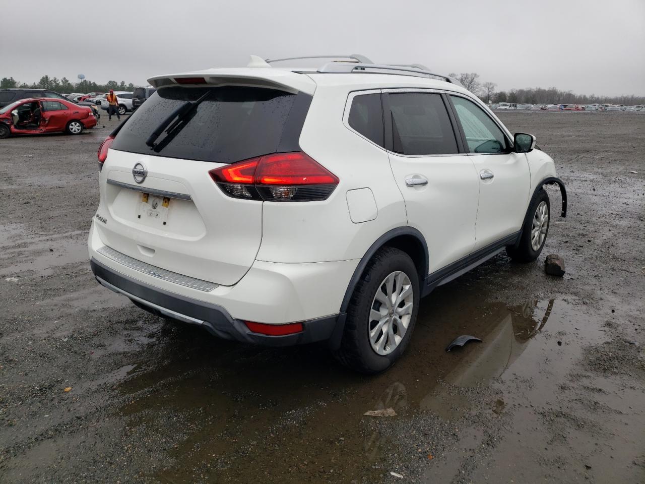 Photo 4 from auction – 2017 NISSAN ROGUE S with VIN KNMAT2MT8HP582315