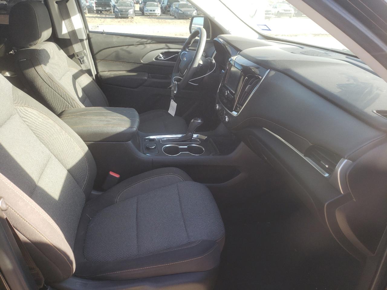 Photo 5 from auction – 2018 CHEVROLET TRAVERSE L with VIN 1GNERFKW5JJ132853