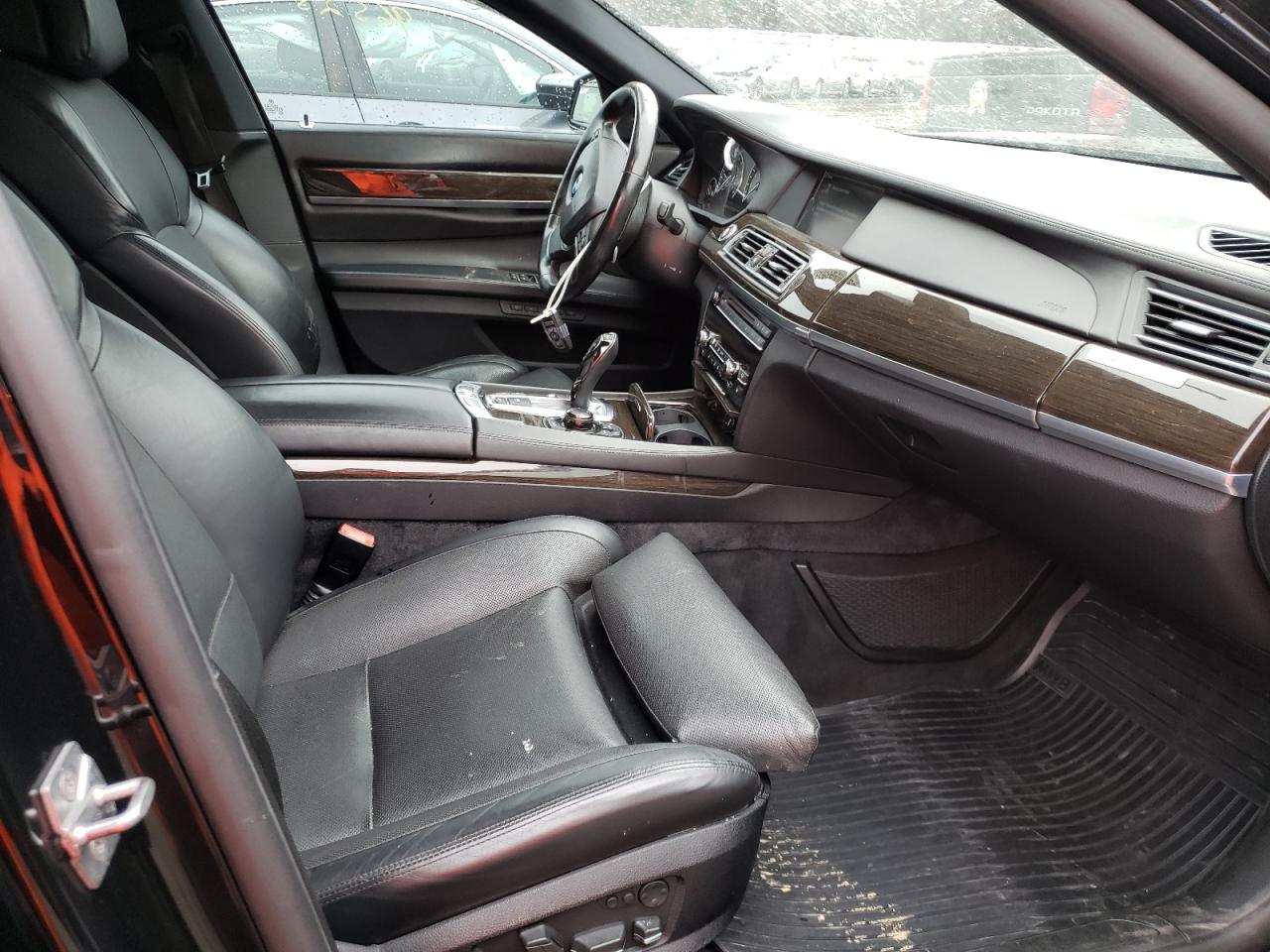 Photo 5 from auction – 2011 BMW 750 I with VIN WBAKA8C52BCY37276