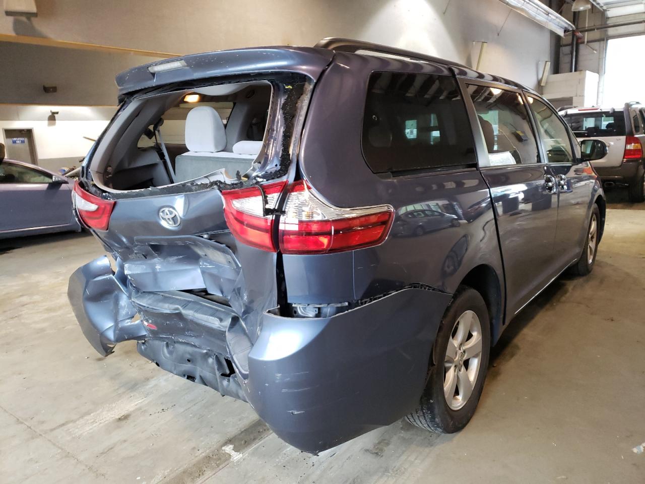 Photo 4 from auction – 2015 TOYOTA SIENNA LE with VIN 5TDKK3DC9FS638939