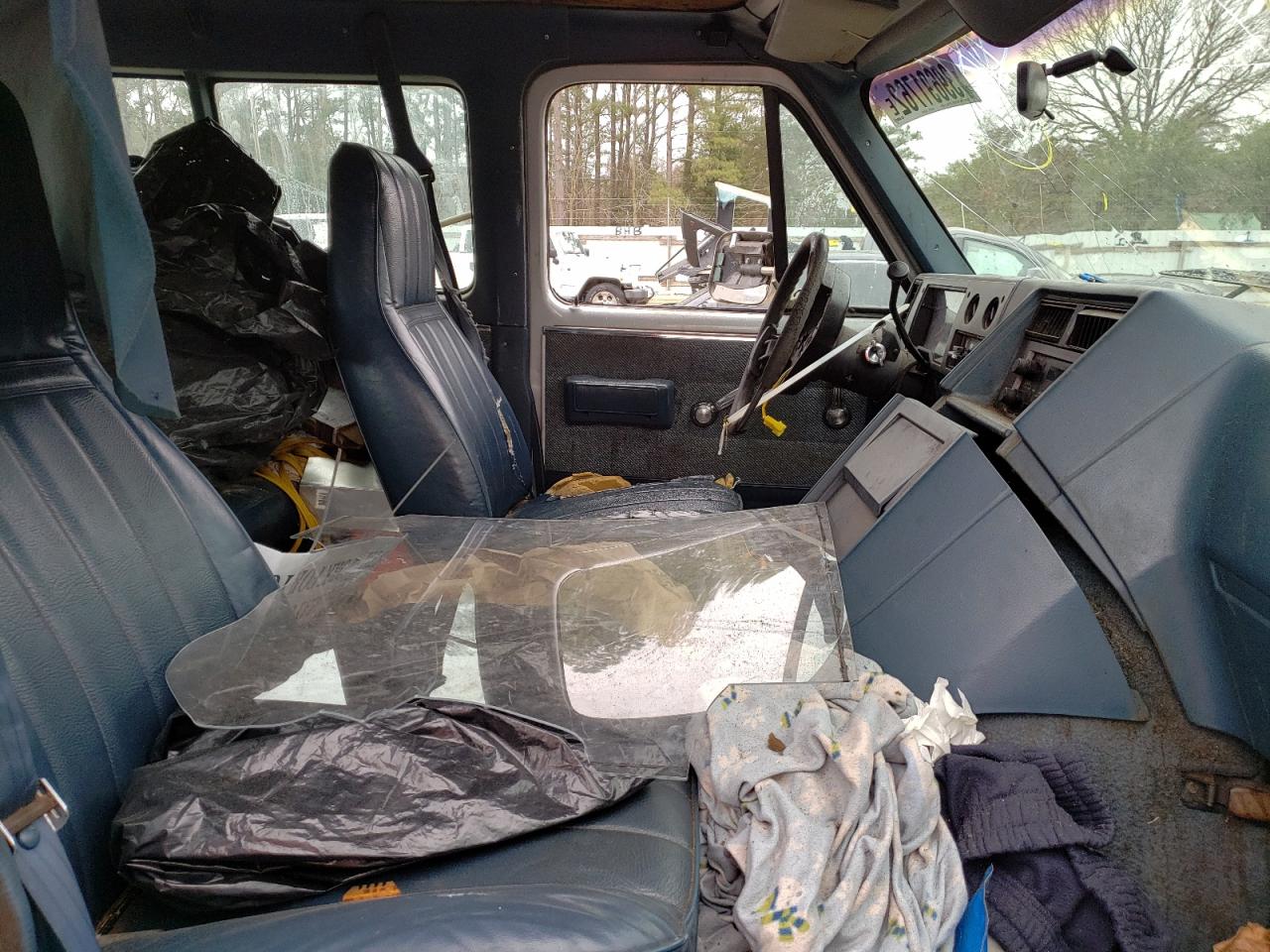 Photo 5 from auction – 1994 CHEVROLET G20 with VIN 1GNEG25H0RF176799