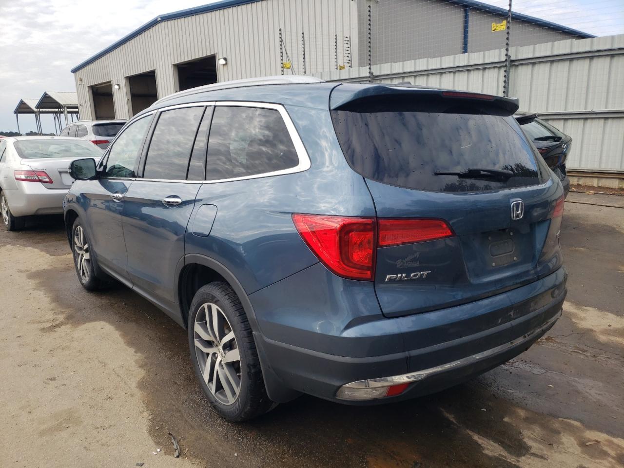 Photo 3 from auction – 2016 HONDA PILOT TOUR with VIN 5FNYF5H98GB010062