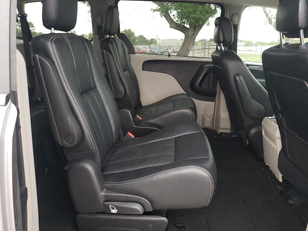 Photo 6 from auction – 2016 CHRYSLER TOWN & COU with VIN 2C4RC1BG5GR253300