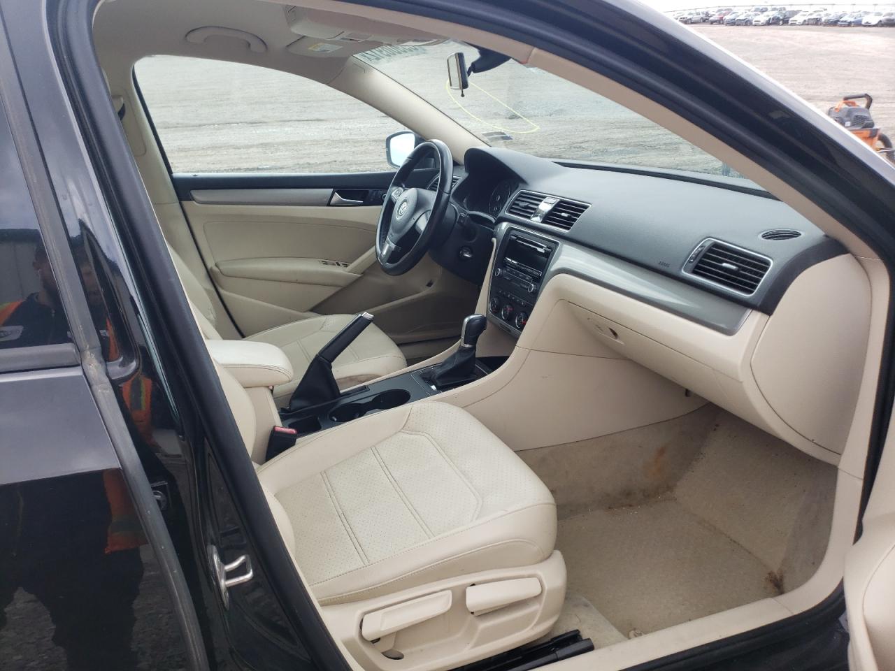 Photo 5 from auction – 2015 VOLKSWAGEN PASSAT S with VIN 1VWAT7A35FC024778