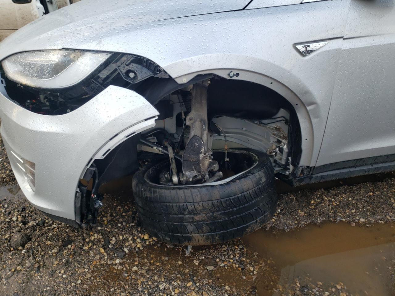 Photo 9 from auction – 2016 TESLA MODEL X with VIN 5YJXCAE28GF005707