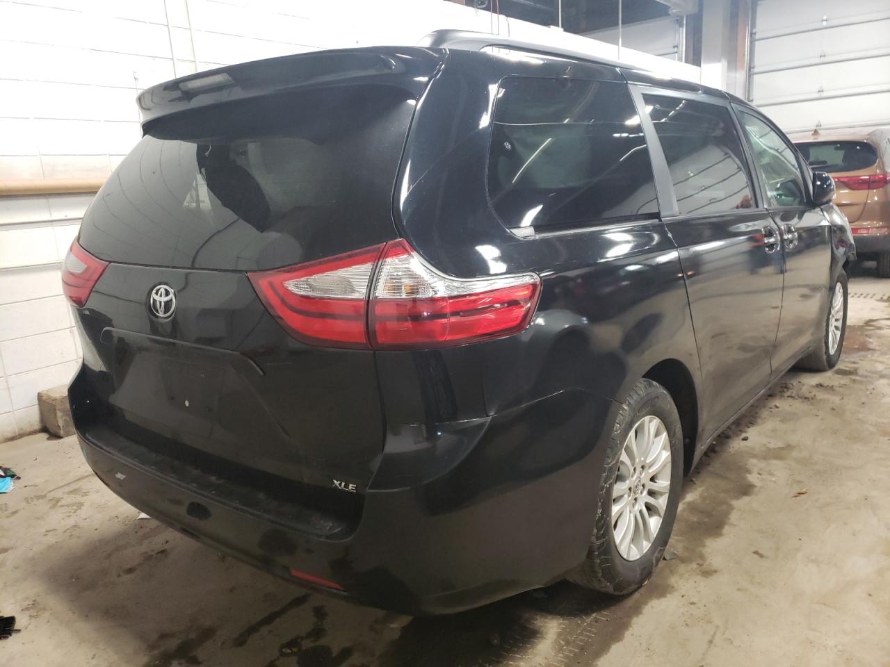 Photo 4 from auction – 2016 TOYOTA SIENNA XLE with VIN 5TDYK3DC2GS745620