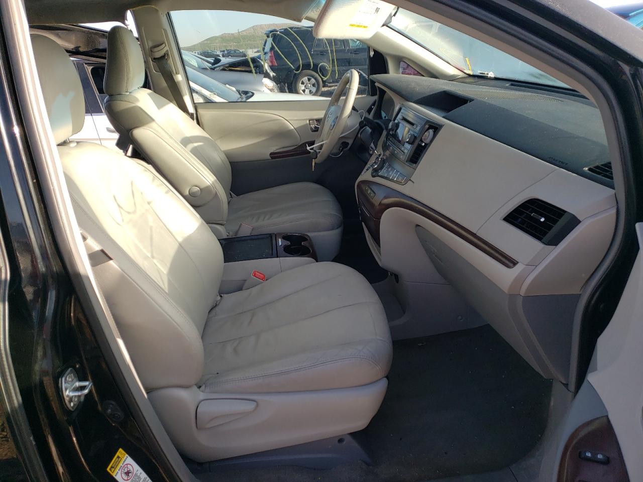 Photo 5 from auction – 2011 TOYOTA SIENNA XLE with VIN 5TDYK3DC6BS121506