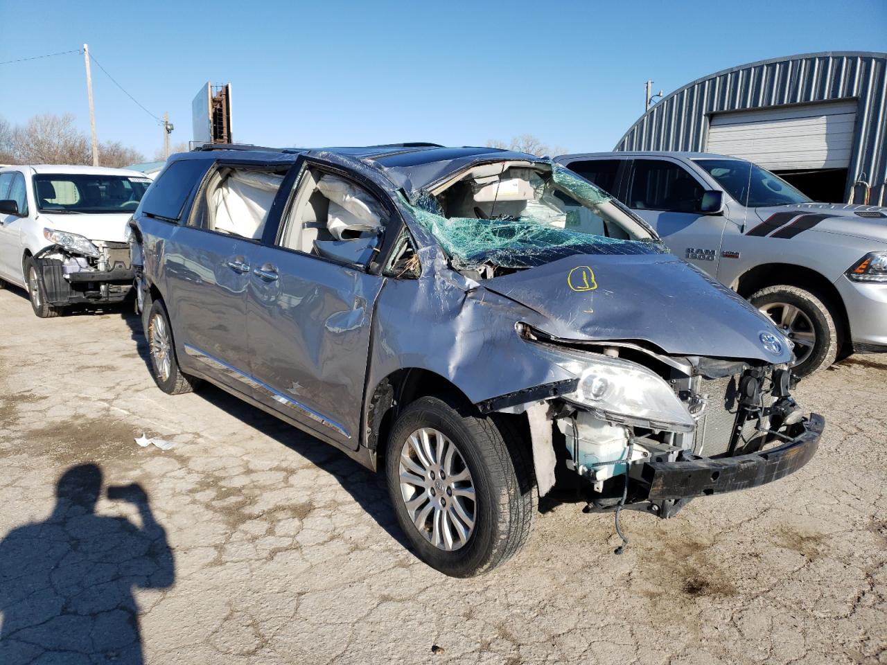 TOYOTA SIENNA XLE 2012 with VIN 5TDYK3DCXCS270745 - Photo from auction