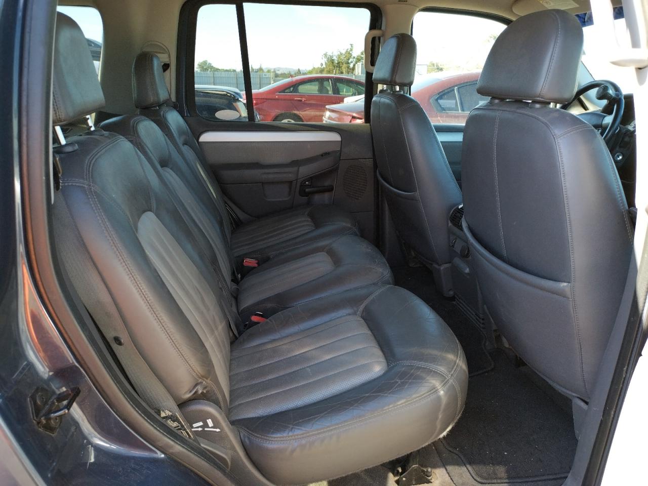 Photo 6 from auction – 2002 MERCURY MOUNTAINEE with VIN 4M2DU86W52UJ28708