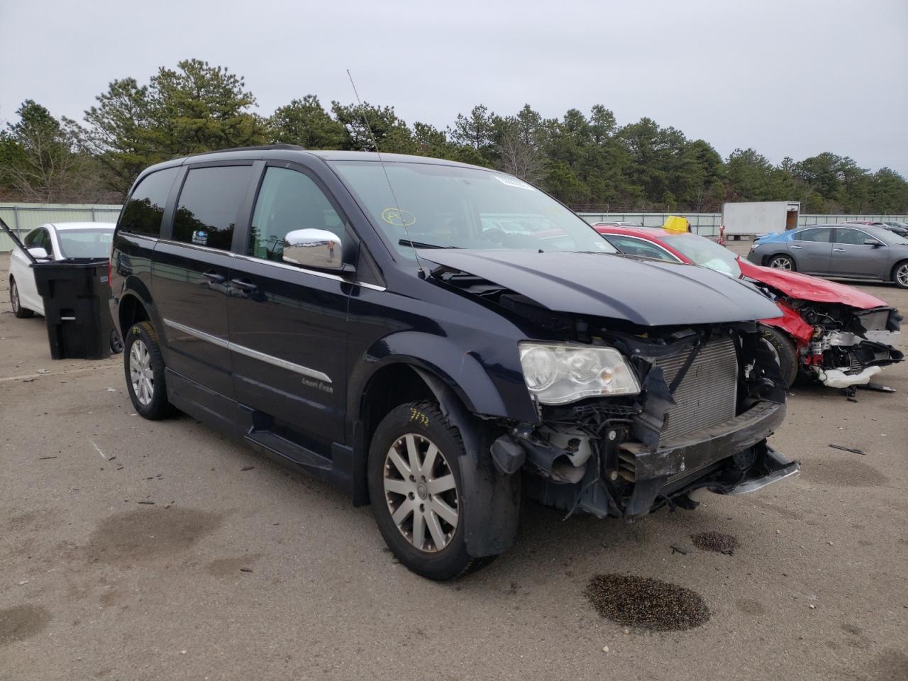 CHRYSLER TOWN & COU 2011 with VIN 2A4RR8DG6BR704032 - Photo from auction