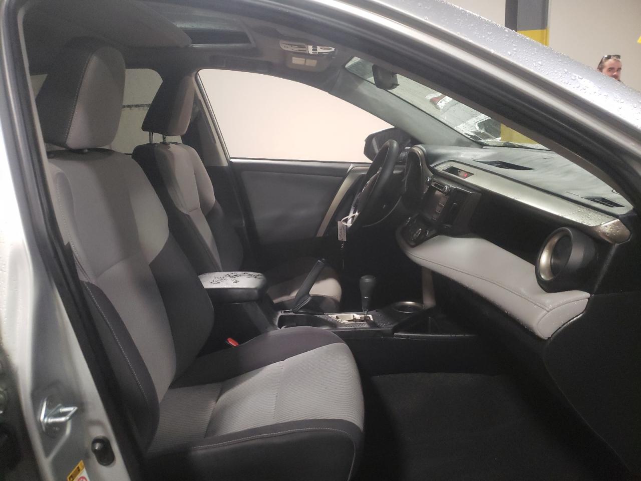 Photo 5 from auction – 2015 TOYOTA RAV4 XLE with VIN JTMRFREV7FD174986