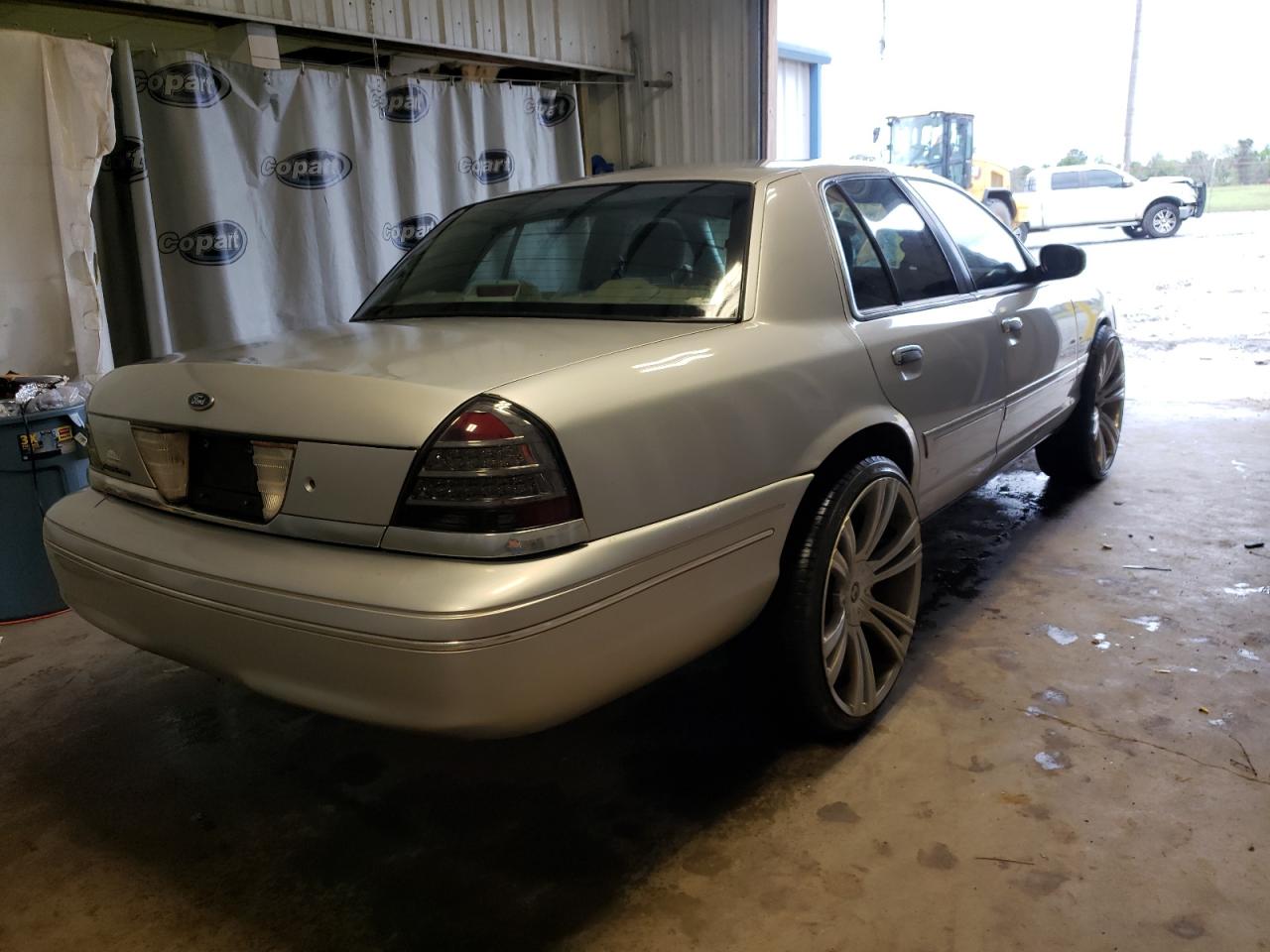 Photo 4 from auction – 2003 FORD CROWN VICT with VIN 2FAFP73W63X168297