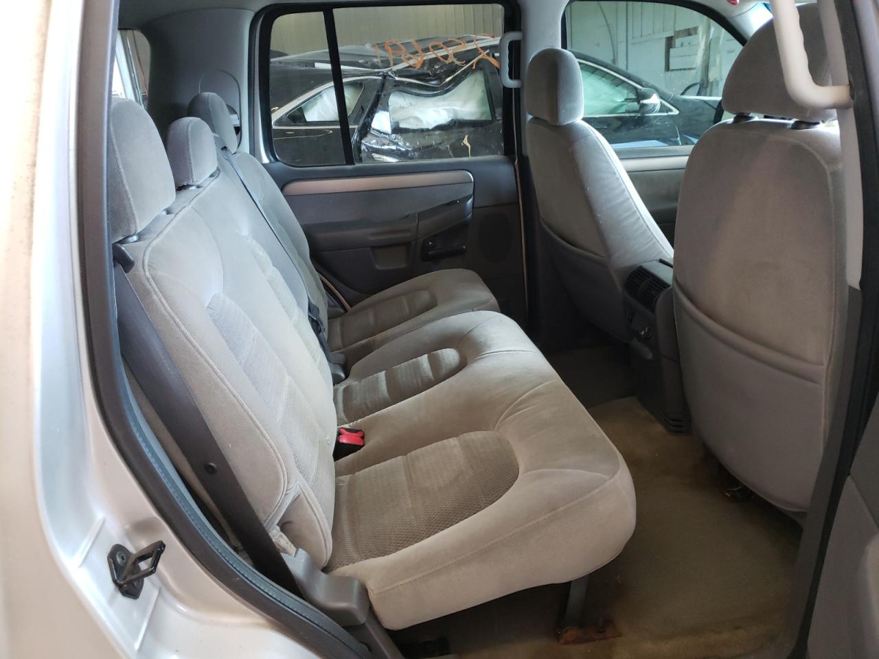 Photo 6 from auction – 2004 FORD EXPLORER X with VIN 1FMZU63K44UA02470