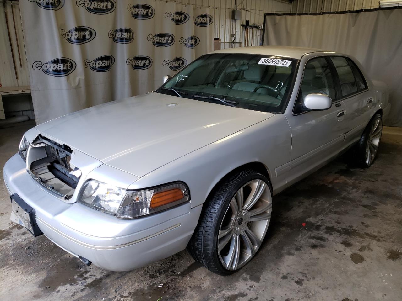 Photo 2 from auction – 2003 FORD CROWN VICT with VIN 2FAFP73W63X168297