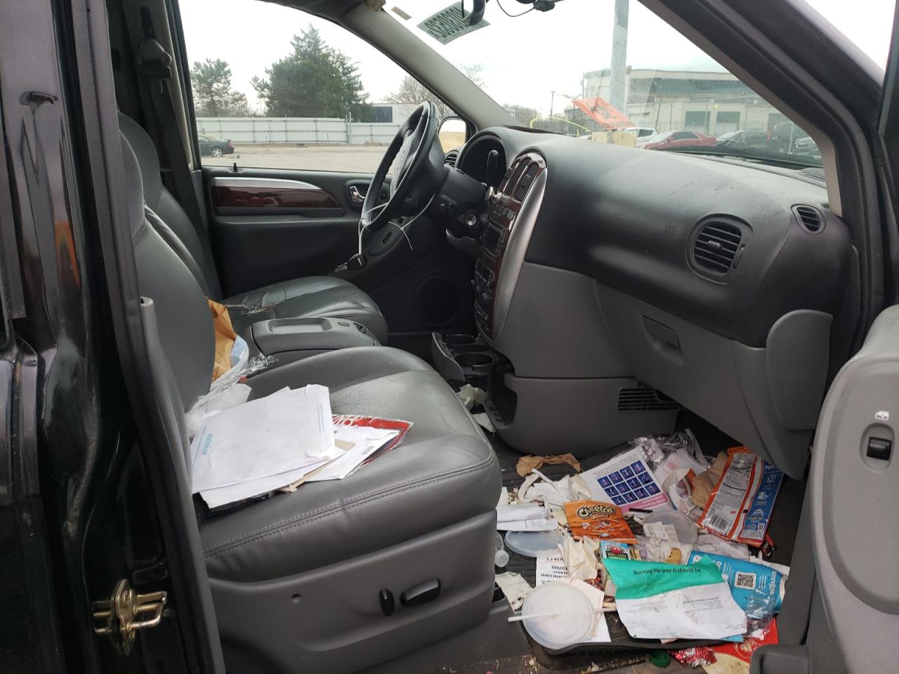 Photo 5 from auction – 2005 CHRYSLER TOWN & COU with VIN 2C8GP64L05R295002