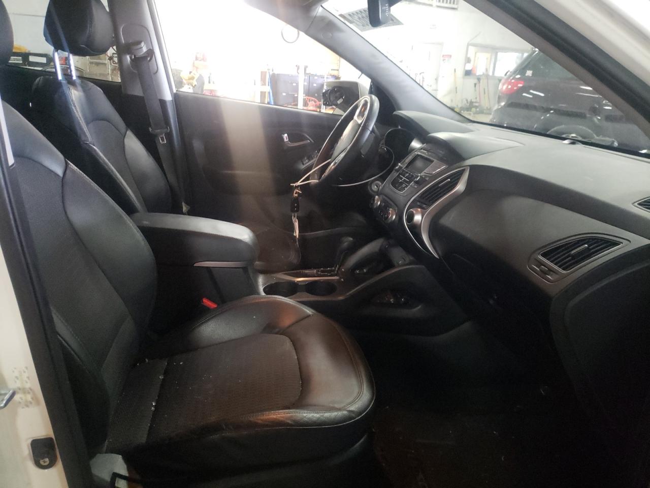Photo 5 from auction – 2011 HYUNDAI TUCSON GLS with VIN KM8JUCAC2BU309169