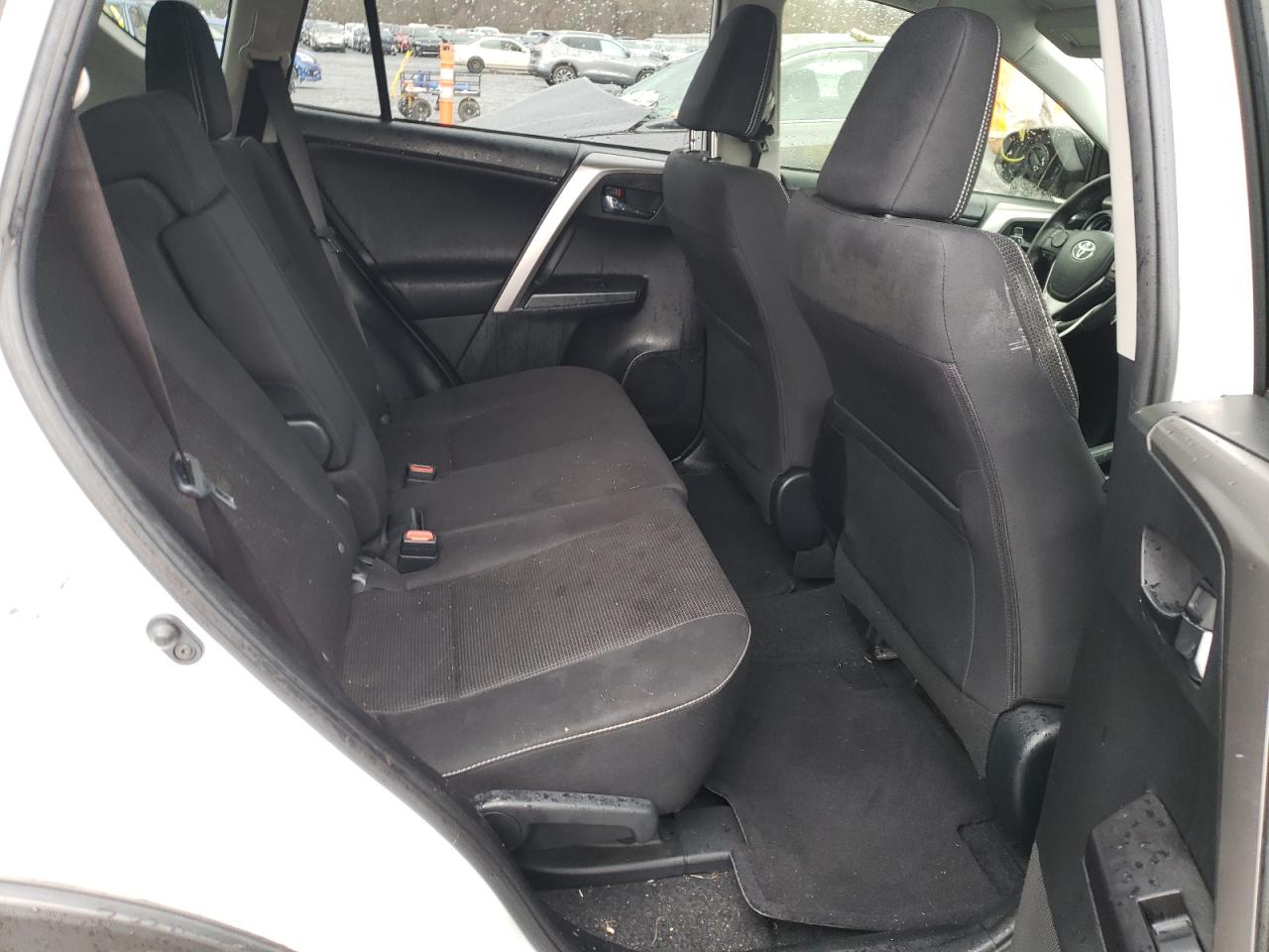 Photo 6 from auction – 2017 TOYOTA RAV4 XLE with VIN JTMWFREV5HD095080