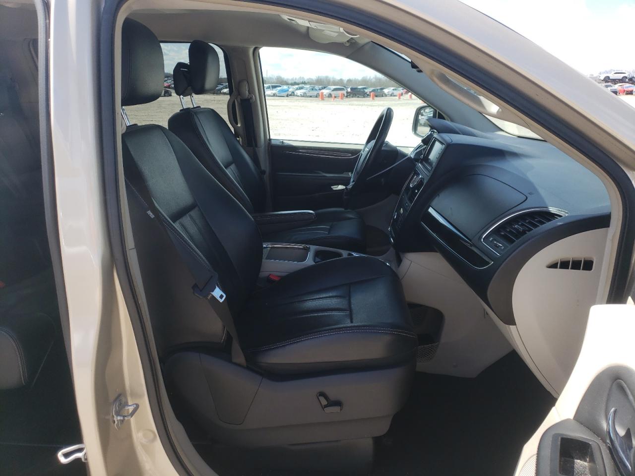 Photo 5 from auction – 2014 CHRYSLER TOWN & COU with VIN 2C4RC1CG5ER172454