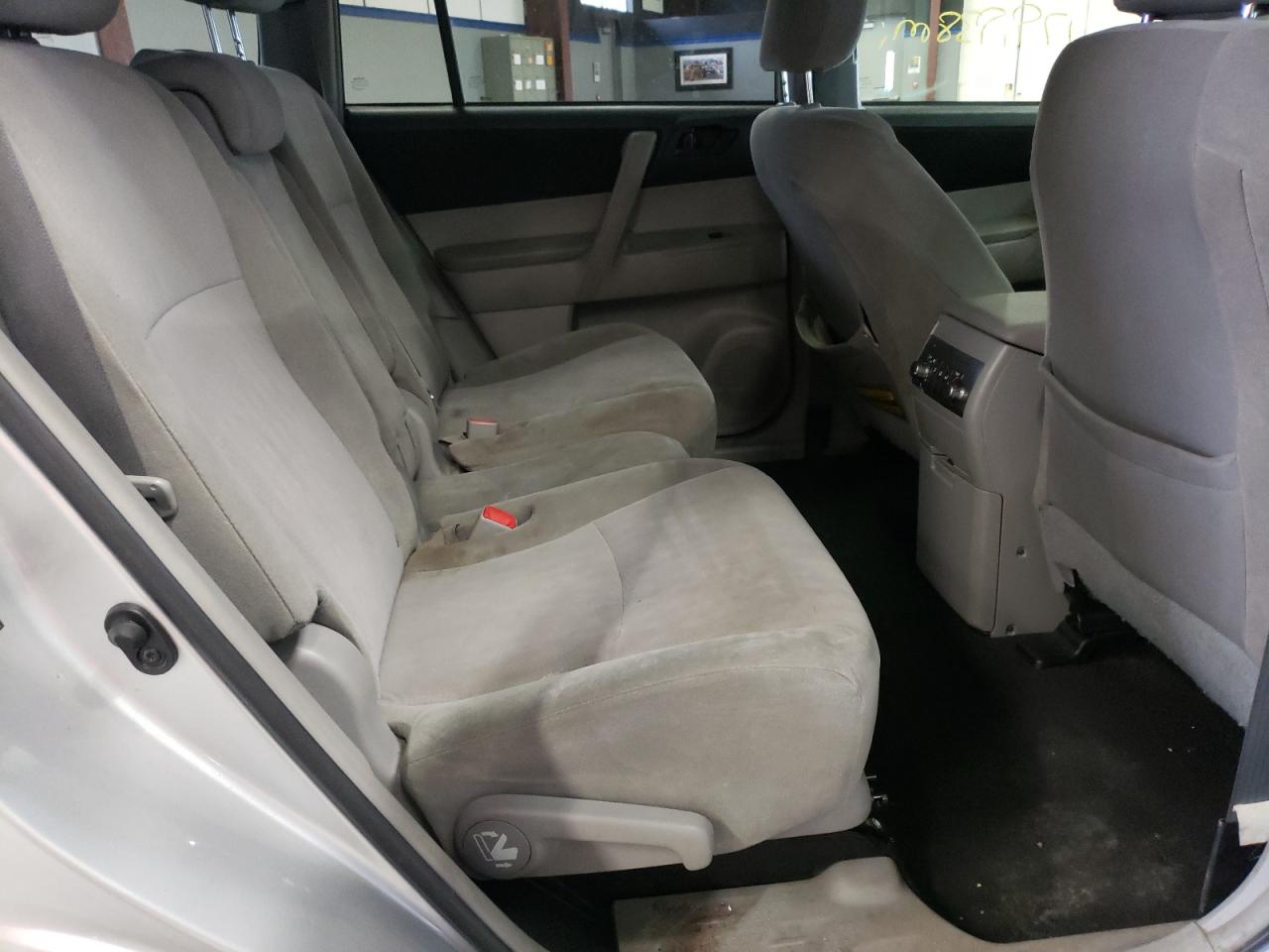 Photo 6 from auction – 2011 TOYOTA HIGHLANDER with VIN 5TDZK3EHXBS034402