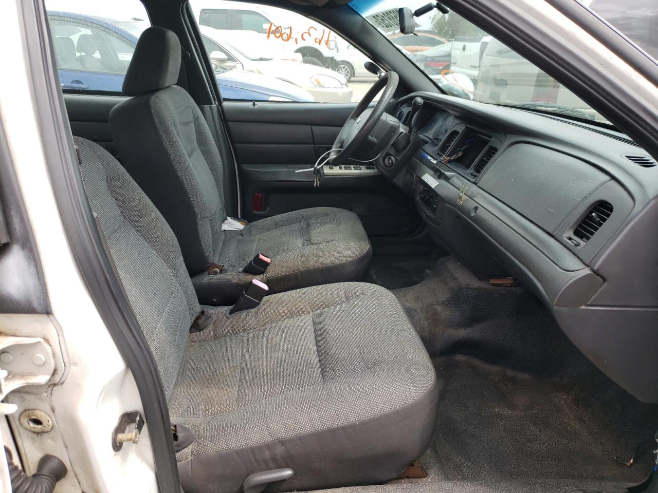 Photo 5 from auction – 2005 FORD CROWN VICT with VIN 2FAFP71WX5X165246