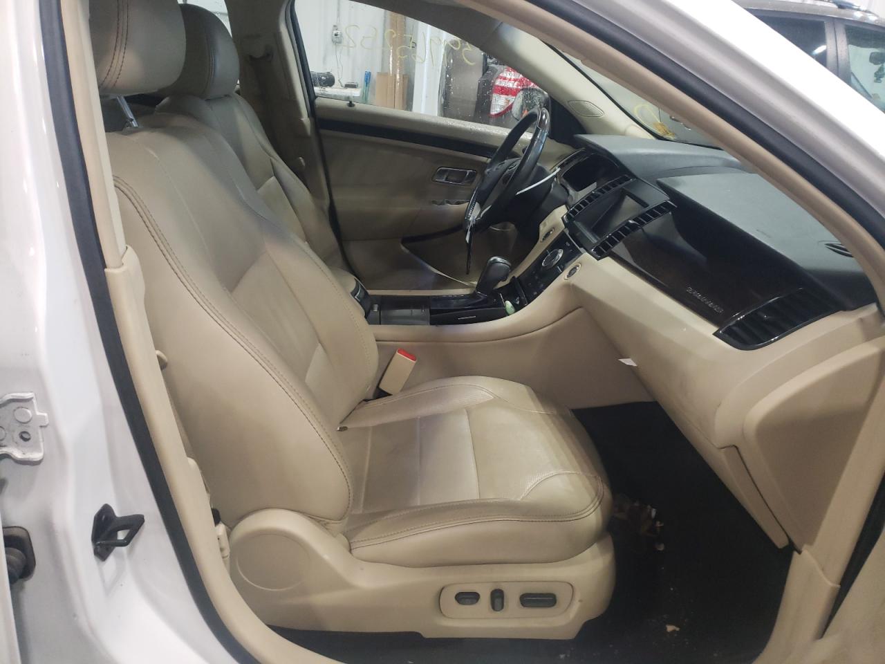 Photo 5 from auction – 2014 FORD TAURUS LIM with VIN 1FAHP2F83EG152401