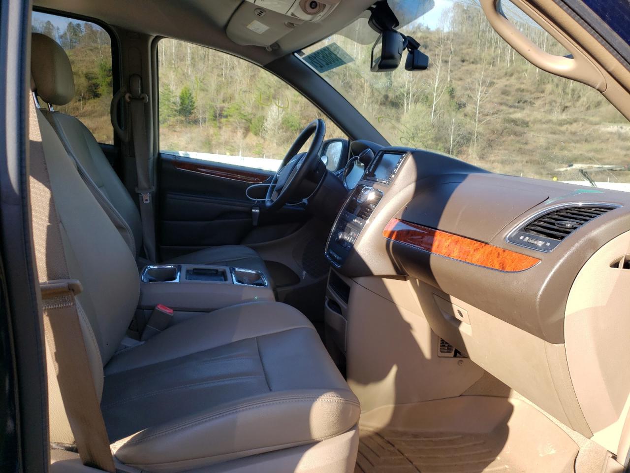 Photo 5 from auction – 2014 CHRYSLER TOWN & COU with VIN 2C4RC1CG0ER454260