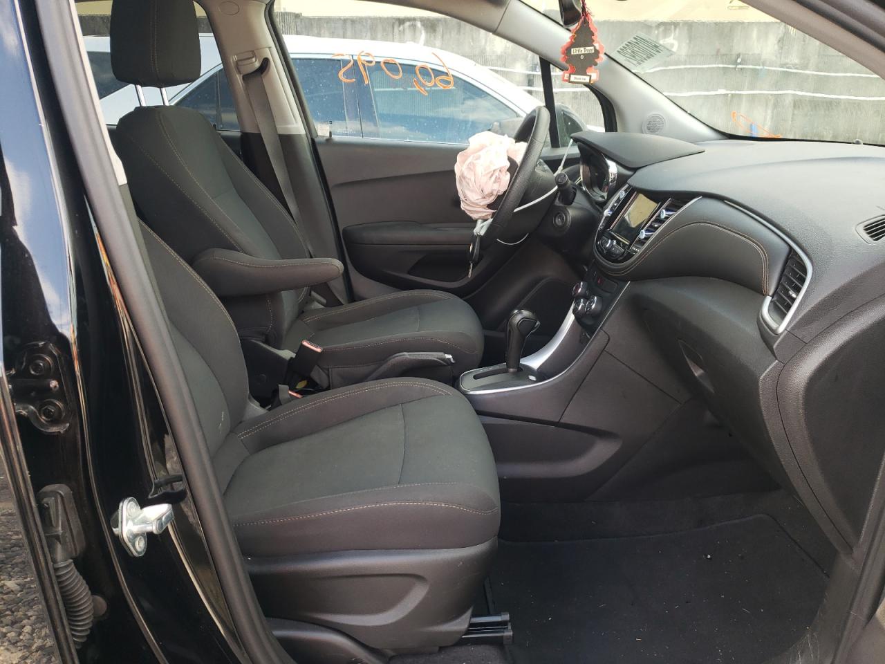 Photo 5 from auction – 2019 CHEVROLET TRAX LS with VIN 3GNCJKSB0KL372505
