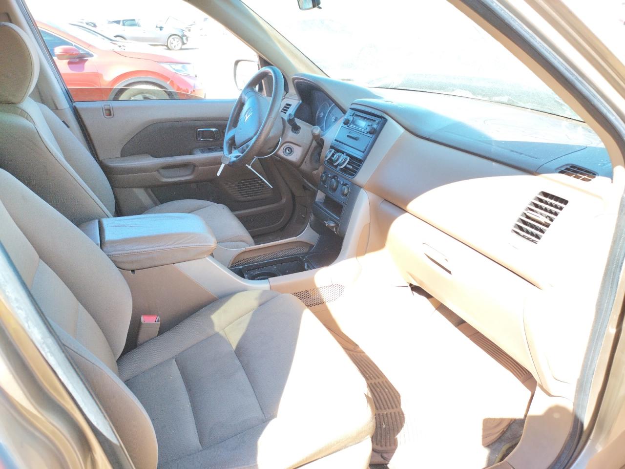 Photo 5 from auction – 2006 HONDA PILOT LX with VIN 5FNYF28106B022004