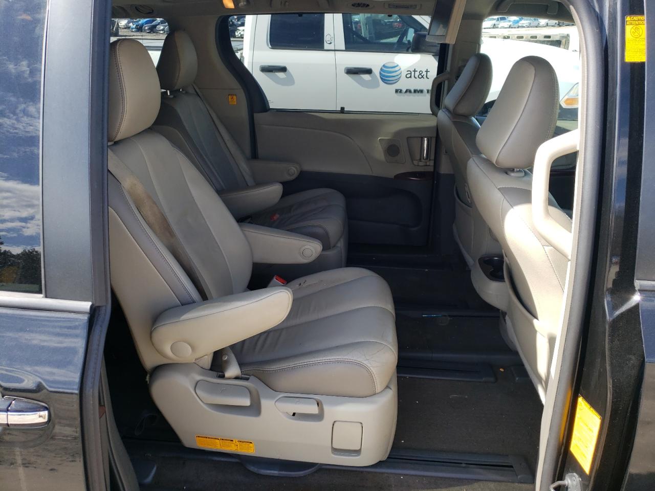 Photo 6 from auction – 2013 TOYOTA SIENNA XLE with VIN 5TDDK3DC6DS065911