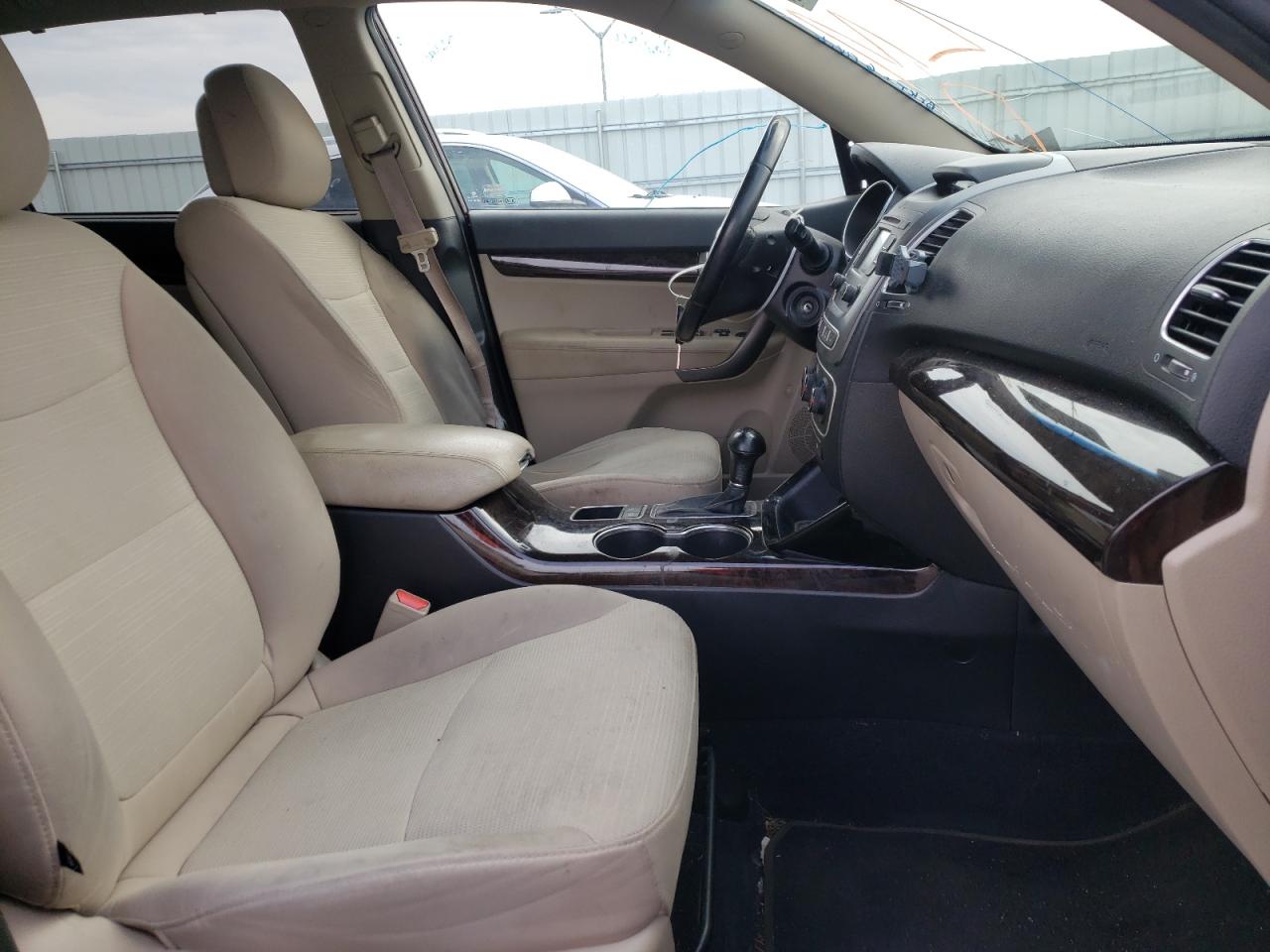 Photo 5 from auction – 2014 KIA SORENTO LX with VIN 5XYKT3A68EG507993