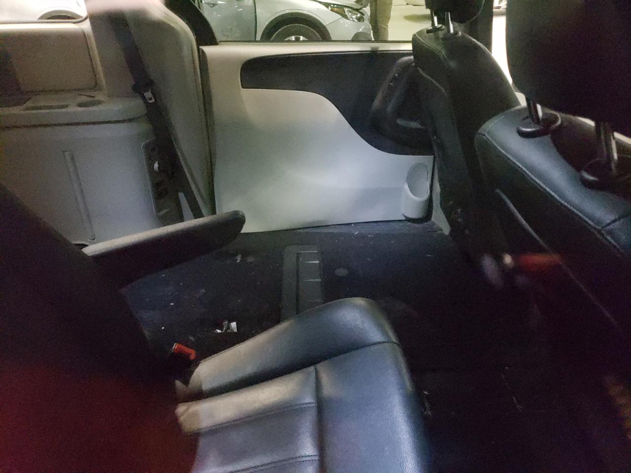 Photo 6 from auction – 2016 CHRYSLER TOWN & COU with VIN 2C4RC1BGXGR268200