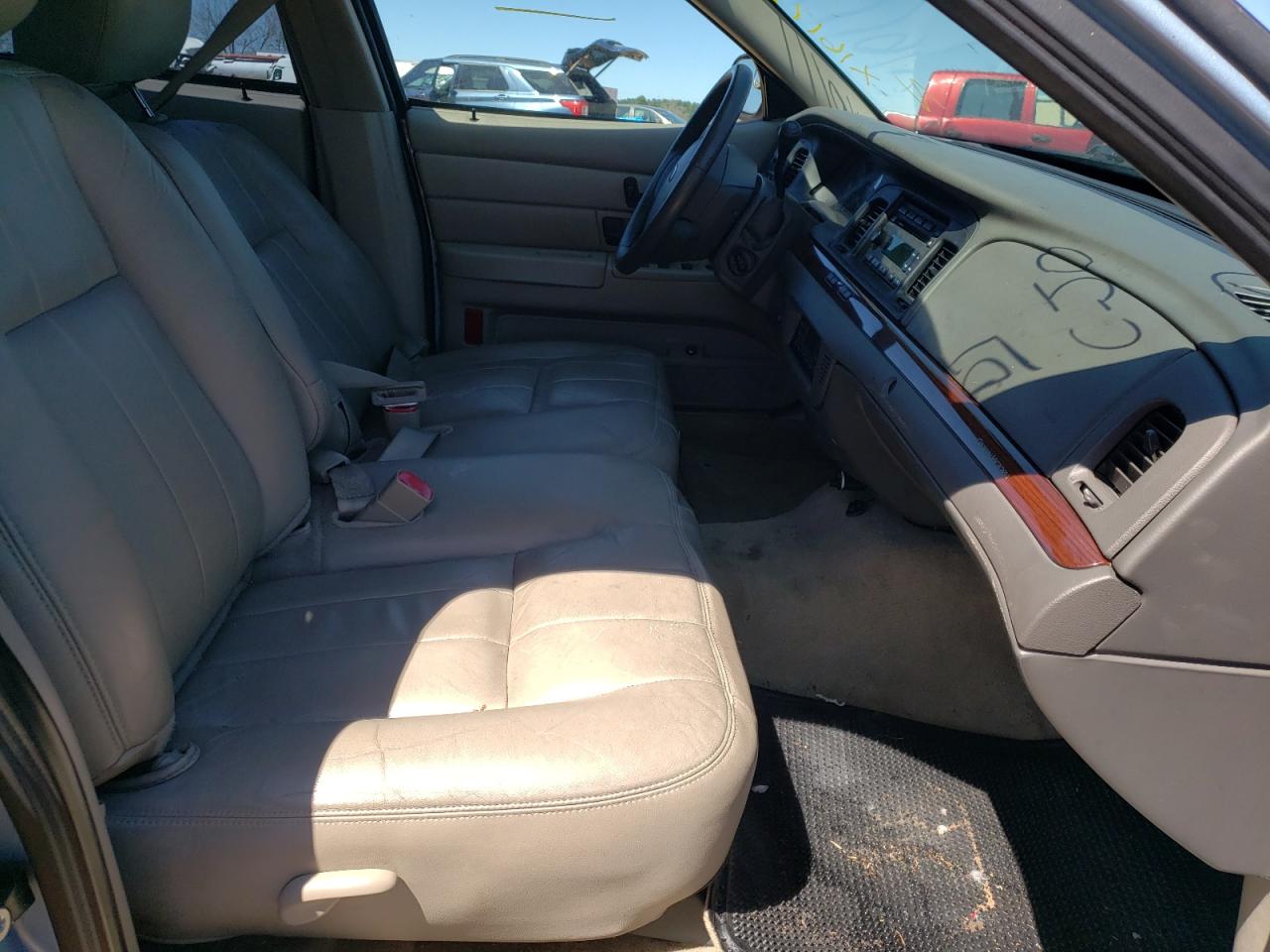 Photo 5 from auction – 2011 FORD CROWN VICT with VIN 2FABP7EV2BX161798